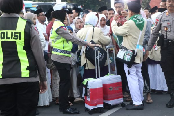 Ramah Lansia Puluhan Polwan Polres Trenggalek Dikerahkan Bantu Calon Jamaah Haji