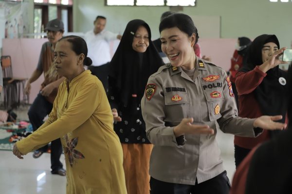 Polwan Polres Mojokerto Peduli Beri Motivasi Lansia di Panti Jompo